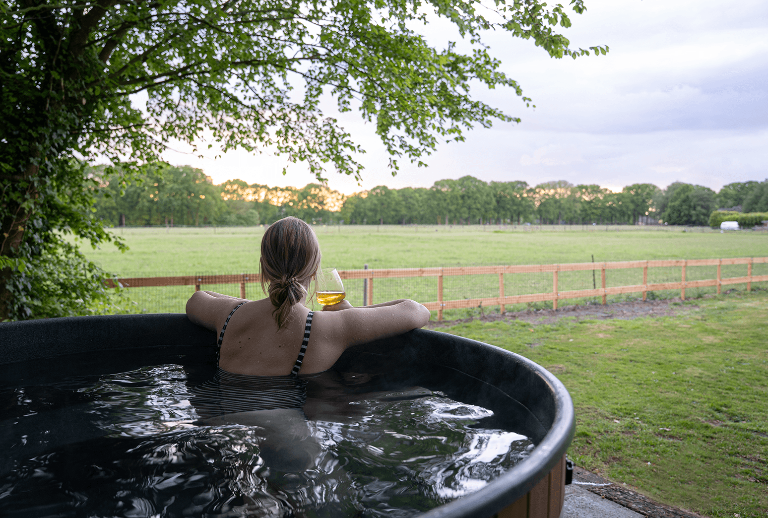 Fraaie Familieaccommodatie met Hottub aan Weiland