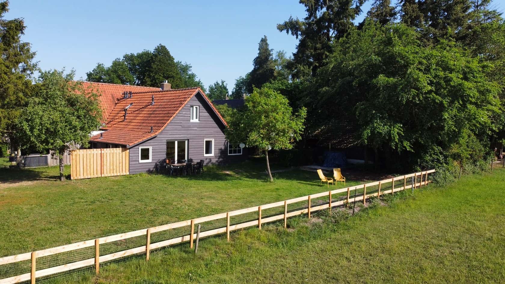 Fraaie Familieaccommodatie met Hottub aan Weiland